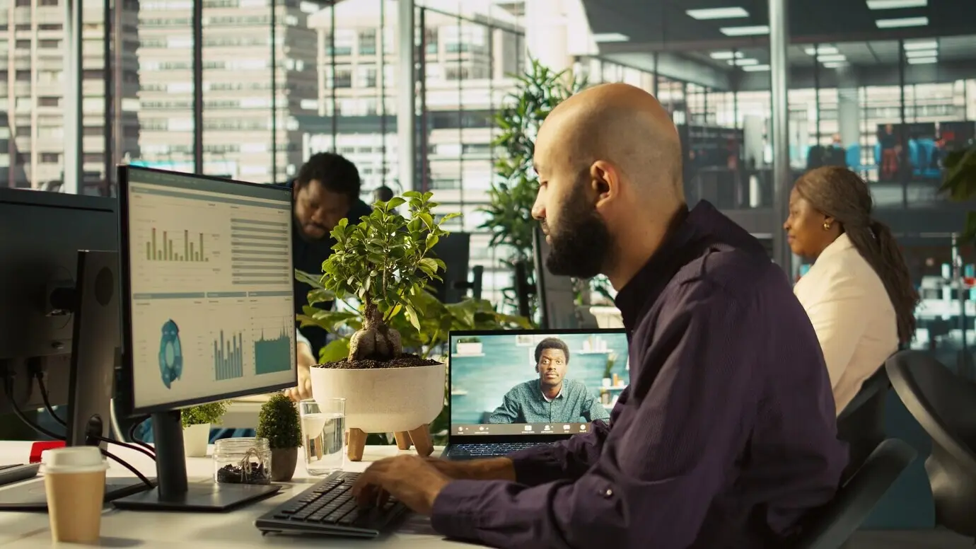 Geschäftsmanager im Videoanruf mit einem Mitarbeiter, der an einem Briefing teilnimmt.