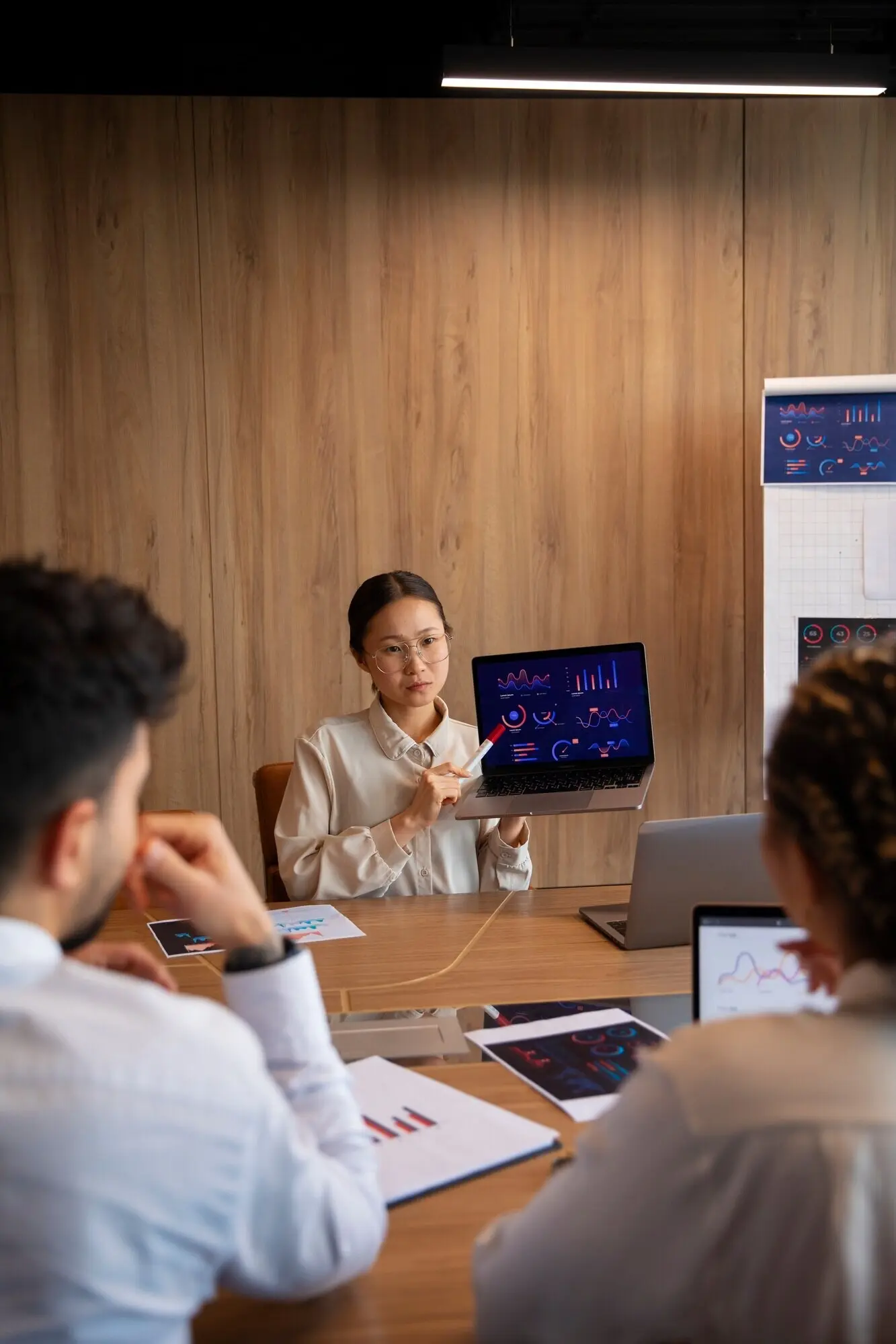 Büroangestellte, die Finanzdiagramme verwenden