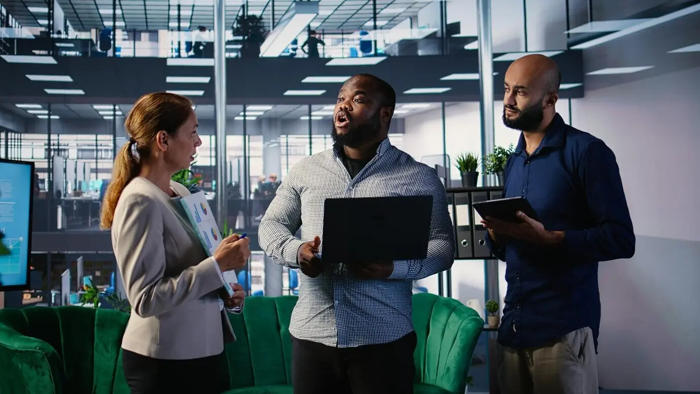 Verschiedene Führungskräfte aus der Wirtschaft teilen ihr Fachwissen und diskutieren eine neue Kooperationsmöglichkeit.